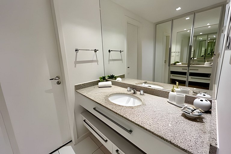 Apto a passos da Praia do Forte c/ Piscina e Hidro