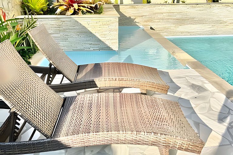 Apto a passos da Praia do Forte c/ Piscina e Hidro