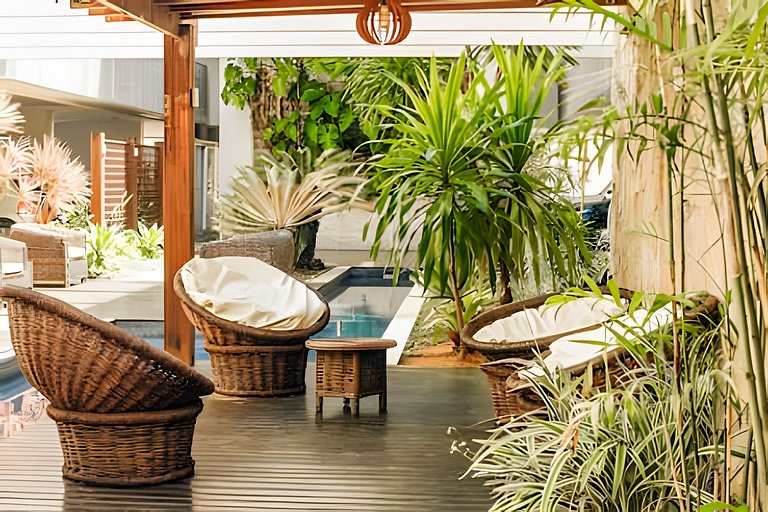 Apto a metros da Praia do Forte c/ Piscina e Hidro