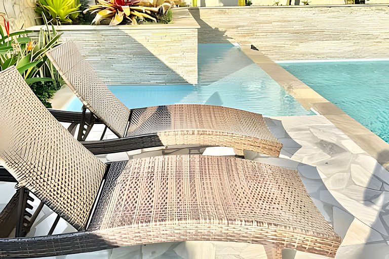 Apto a metros da Praia do Forte c/ Piscina e Hidro