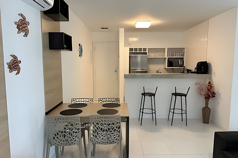 Apto a metros da Praia do Forte c/ Piscina e Hidro