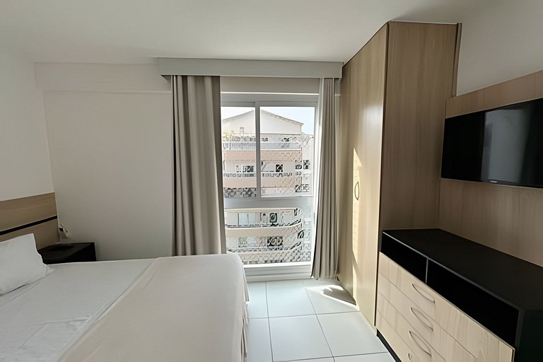 Apto a metros da Praia do Forte c/ Piscina e Hidro