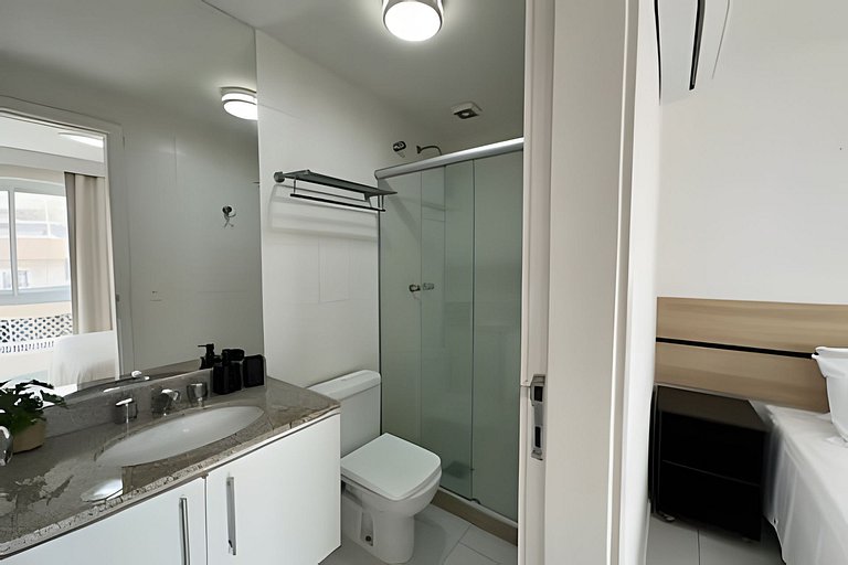 Apto a metros da Praia do Forte c/ Piscina e Hidro