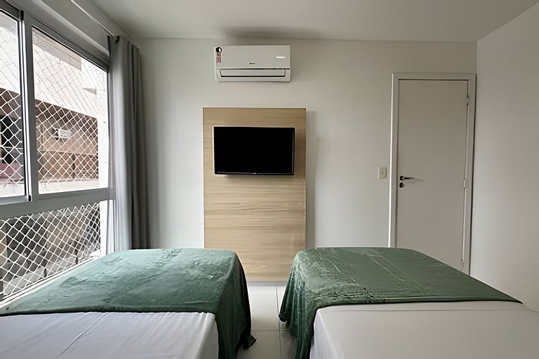 Apto a metros da Praia do Forte c/ Piscina e Hidro