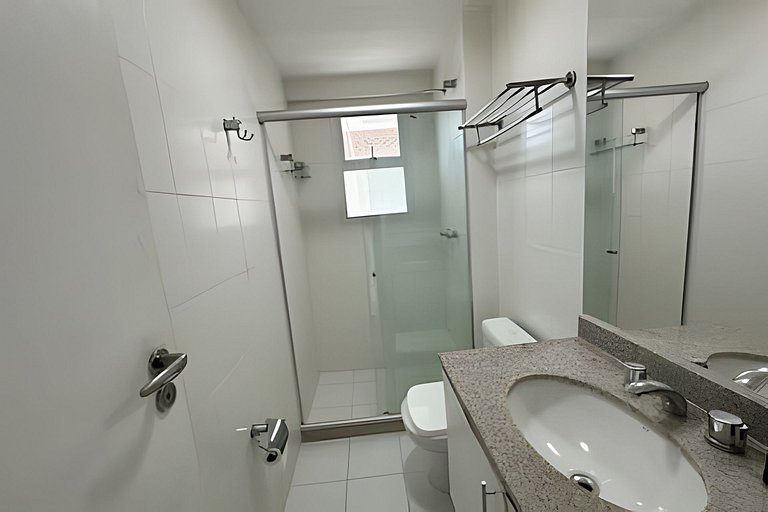 Apto a metros da Praia do Forte c/ Piscina e Hidro