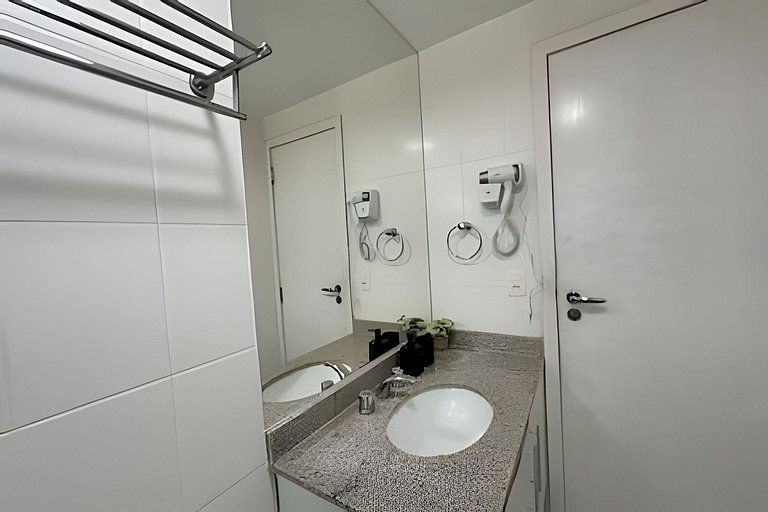 Apto a metros da Praia do Forte c/ Piscina e Hidro