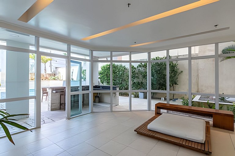 Apto a metros da Praia do Forte c/ Piscina e Hidro