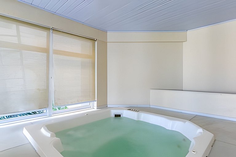 Apto a metros da Praia do Forte c/ Piscina e Hidro