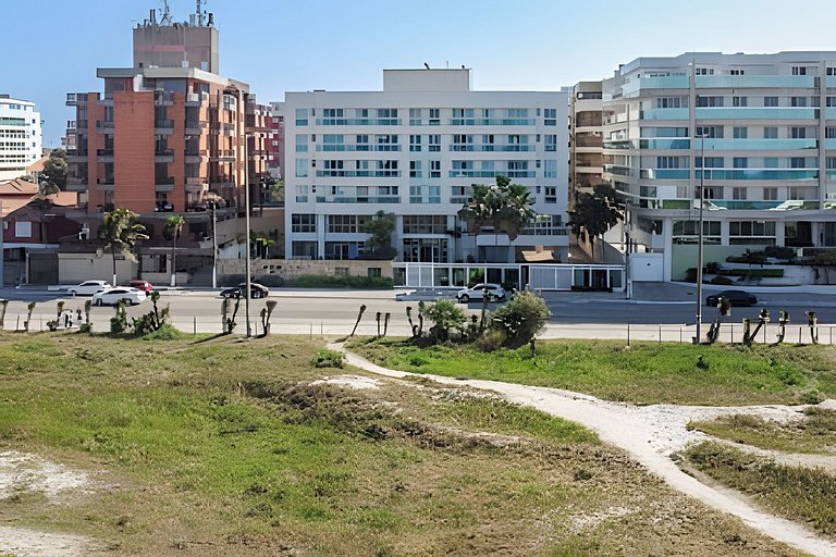 Apto a metros da Praia do Forte c/ Piscina e Hidro
