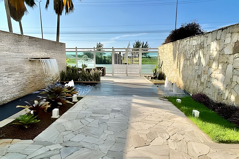 Apto a metros da Praia do Forte c/ Piscina e Hidro