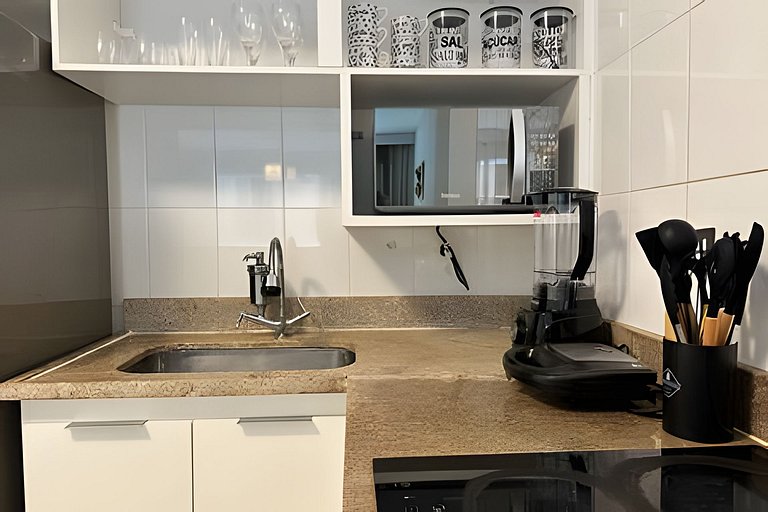 Apto a metros da Praia do Forte c/ Piscina e Hidro