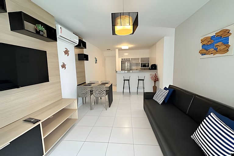 Apto a metros da Praia do Forte c/ Piscina e Hidro