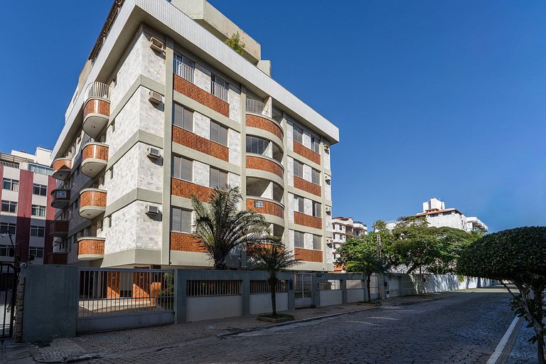 Apto a poucos minutos a pé da Praia do Forte